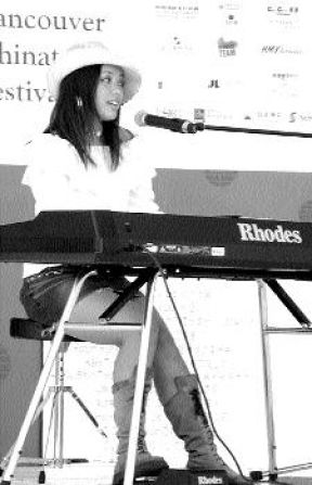 Jocelyn Teng performing